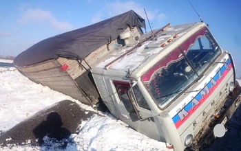 Под Бузулуком из «снежного плена» вызволяли КамАЗ
