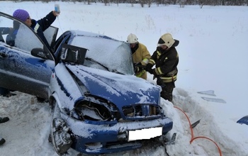 В Беляевском районе мужчину из покореженного в ДТП авто вызволяли спасатели