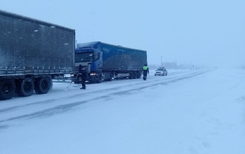 Под Соль-Илецком две фуры застряли в снежной «каше»