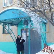 Оренбургские коммунальщики старательно расчищают крыши от снега
