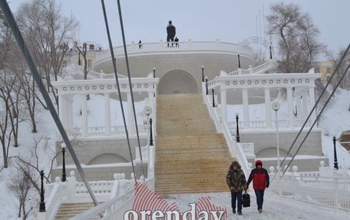 Миллионы под мост: декоративные элементы обновленного спуска к Уралу начали осыпаться