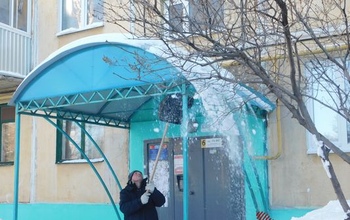 Оренбургские коммунальщики старательно расчищают крыши от снега