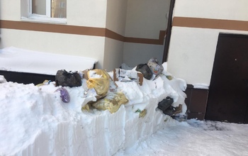 В медногорской поликлинике опасные отходы оказались под ногами прохожих