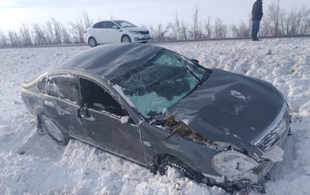 В Оренбуржье две машины оказались на крыше в кювете