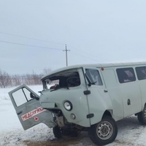 На оренбургской трассе попал в аварию медицинский УАЗ