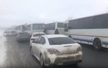 Под Оренбургом в районе перекрестка на Холодные Ключи случился транспортный коллапс