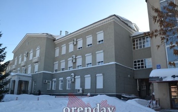 В Оренбурге отель и учебное заведение находятся в паре метров друг от друга