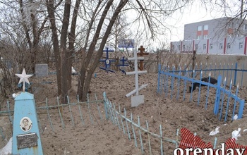 Ничего святого: оренбургские коммунальщики грязным снегом засыпали могилы на кладбище