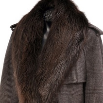 На оренбурженке разошлось по швам пальто из бобра