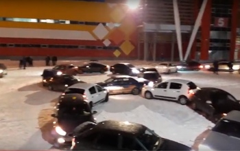 Оренбургские автомобилисты поздравили женщин с наступающим праздником