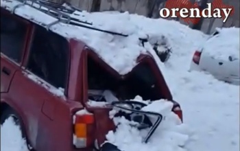 В Оренбурге съехавший с крыши снег раздавил два автомобиля