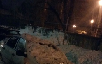 В Оренбурге сошедший с крыши снег завалил машины