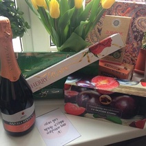 Айфоны, тюльпаны и конфеты: чем оренбурженок порадовали любимые мужчины