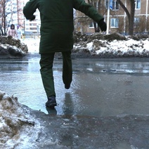 С приходом весны неубранный снег стал для оренбуржцев головной болью