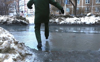 С приходом весны неубранный снег стал для оренбуржцев головной болью