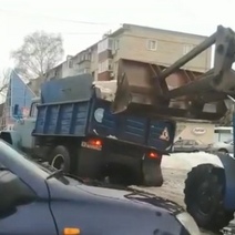 В Бузулуке в снежной каше застревает даже коммунальная техника