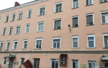 В Оренбурге снежная лавина обрушилась с крыши многоэтажки