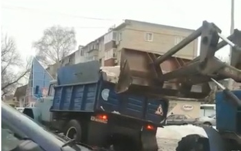 В Бузулуке в снежной каше застревает даже коммунальная техника