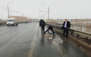 В Оренбурге измерили глубину ям на дорогах