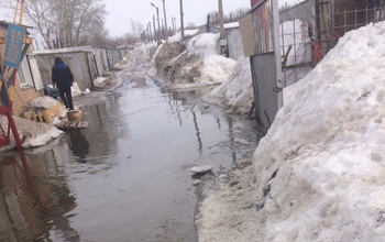 Большая вода: оренбуржцы не могут пробраться к гаражам