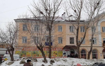 В Медногорске снежная глыба с крыши трехэтажки упала на пенсионерку