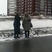 Жители улицы Дорофеева жалуются на отсутствие пешеходного перехода