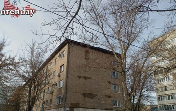 Жители двух оренбургских пятиэтажек из-за протекающей крыши вынуждены переезжать к родственникам