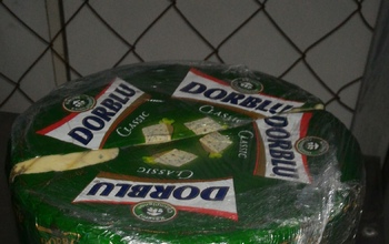 В Орске уничтожили изъятый сыр «Dorblu» и «Brie»