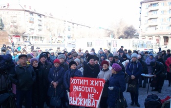 В Орске сотни человек вышли на митинг против 