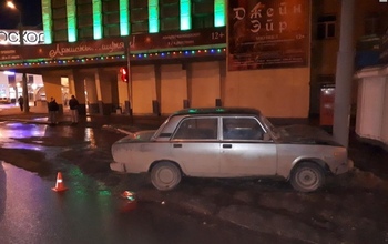 В центре Оренбурга ВАЗ сбил женщину, а затем влетел в световую опору