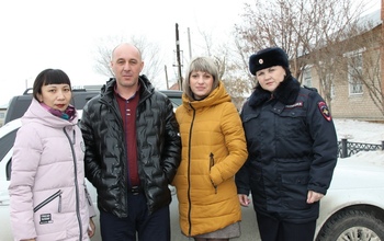 В Новоорске проверяющие из полиции и администрации спасли бабушку из горящего дома 