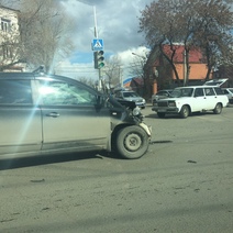 В Оренбурге на улице Цвиллинга столкнулись ВАЗ и иномарка