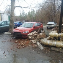 В одном из дворов Оренбурга на иномарку обрушилась стена хозпостройки МВД