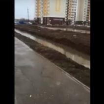 Канава глубиной больше метра встречает учащихся школы №88 Оренбурга