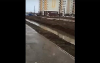 Канава глубиной больше метра встречает учащихся школы №88 Оренбурга