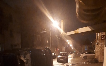 Ночью в центре Оренбурга нетрезвый водитель врезался в опору теплотрассы