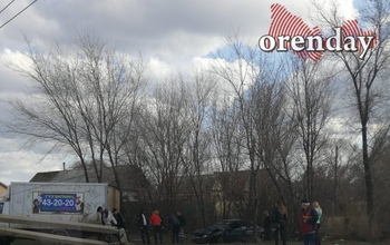 В Оренбурге легковушка снесла опору ЛЭП