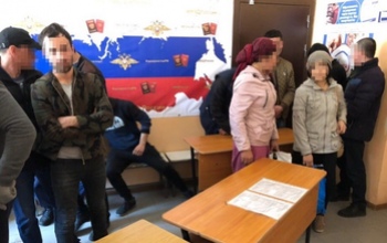 Более 70 мигрантов со всего Оренбурга привезли в полицию