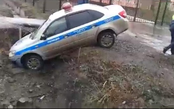 В Медногорске машина ДПС оказалась в канаве