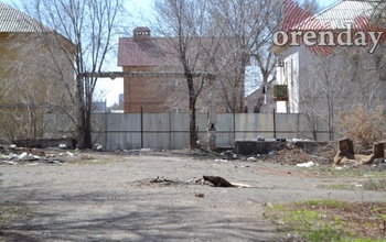 Оренбуржцы жалуются, что заборами, ограждающими ветхие дома, «оттяпывается» много земли