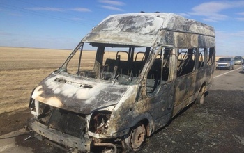 В Адамовском районе автобус загорелся прямо на дороге
