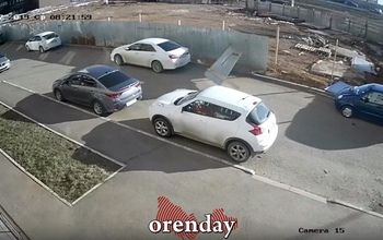 С одной из строек Оренбурга железный забор полетел прямо на припаркованные машины