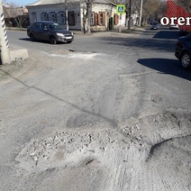 Яма на яме: оренбуржцы жалуются на аварийные участки дорог