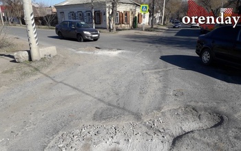 Яма на яме: оренбуржцы жалуются на аварийные участки дорог