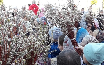 В оренбургских храмах наплыв желающих освятить вербу
