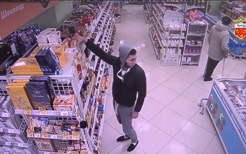 В Бузулуке парни средь бела дня обокрали крупный супермаркет (видео)