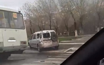 На улице Чкалова Оренбурга столкнулись автобус и легковушка