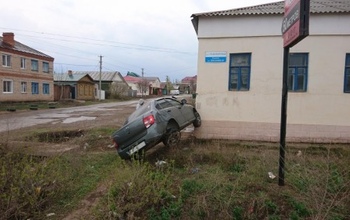 В Бугуруслане «Лада» повисла на здании