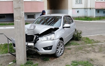 В Оренбурге легковушка влетела в столб