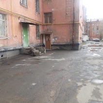 В Новотроицке ищут водителя, протаранившего крыльцо многоквартирного дома